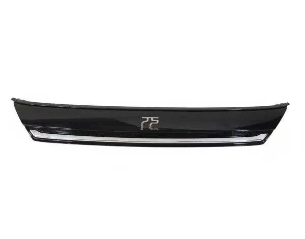 Logo decoration on the upper part of the front bumper